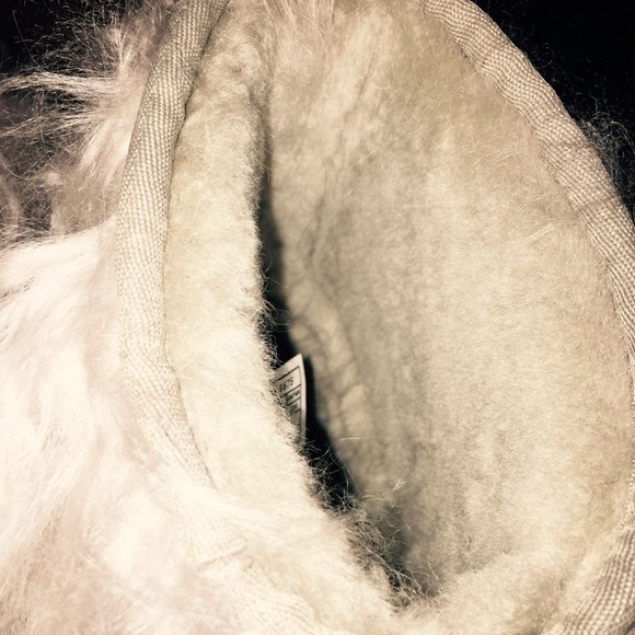 Ugg Mongolian sheep boots authentic 
Brand new in box
Size 5 
Gray - Picture 4 of 6